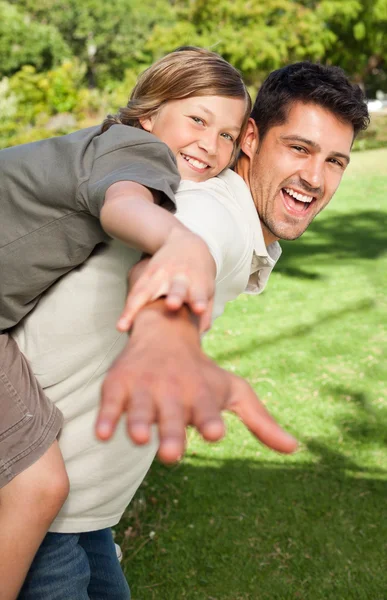 Pai brincando com seu filho no parque — Fotografia de Stock