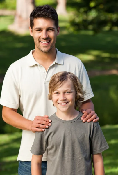 Syn i ojciec w parku — Zdjęcie stockowe