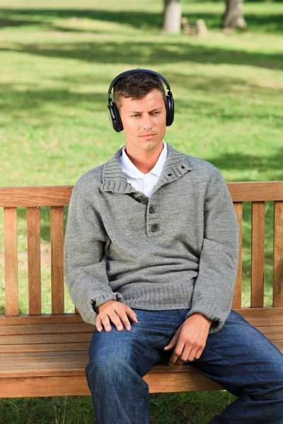 Nyugodt ember hallgat zenét — Stock Fotó