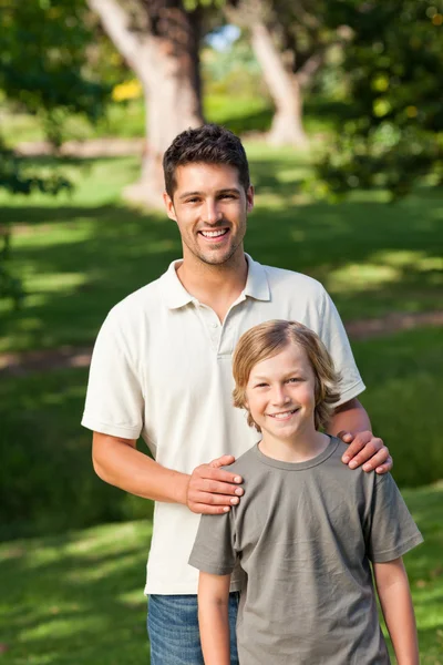 Zoon en zijn vader in het park — Stockfoto