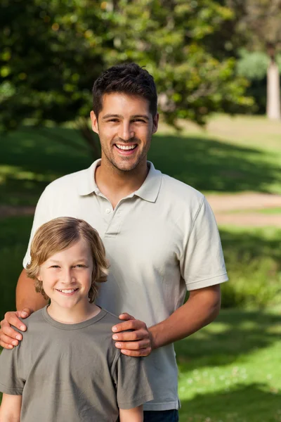 Son and his father in the park — Stock Photo, Image