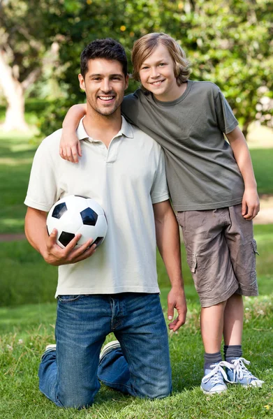 Son och hans far i parken — Stockfoto