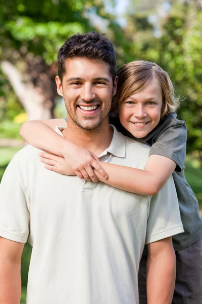 Father and his son in the park — Stock Photo, Image