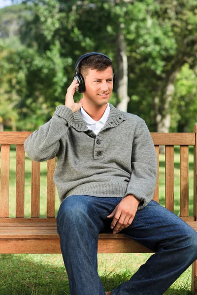 Розслаблений чоловік слухає якусь музику — стокове фото