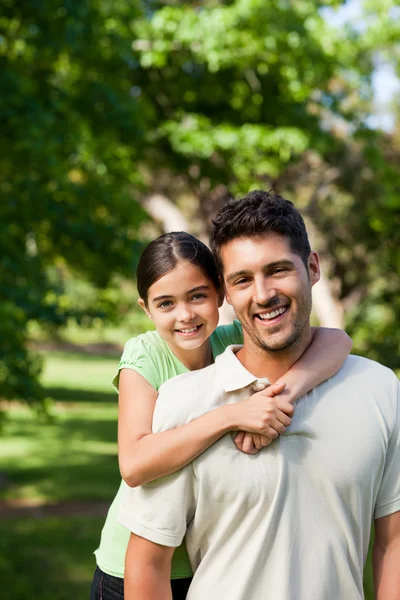 Daughter with her father in the park — Stock Photo, Image