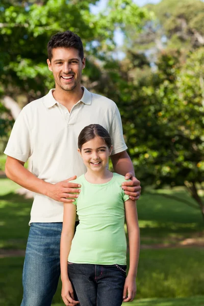 Hija con su padre en el parque — Foto de Stock