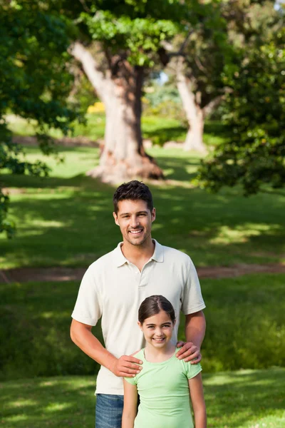 Hija con su padre en el parque —  Fotos de Stock