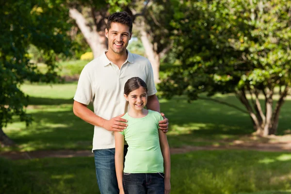 她和她父亲在公园里的女儿 — 图库照片