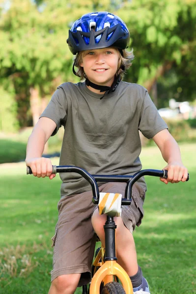 Petit garçon avec son vélo — Photo