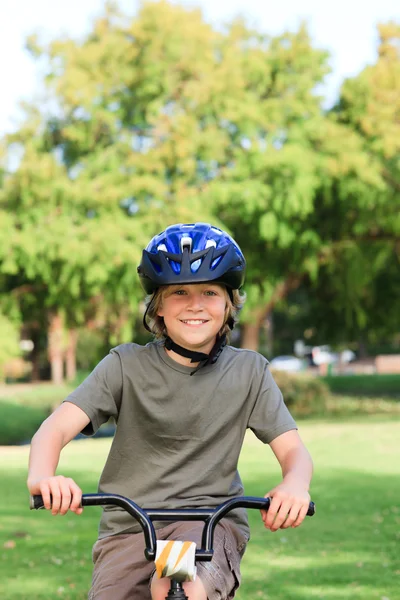 Petit garçon avec son vélo — Photo