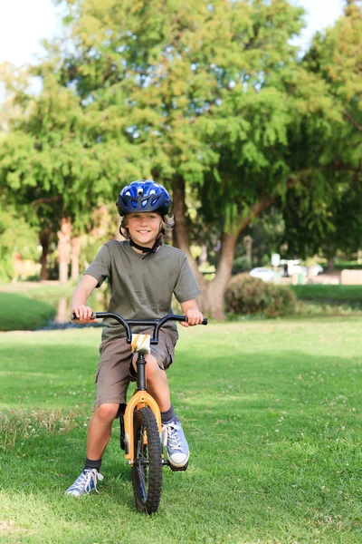 Mały chłopiec z rowerem. — Zdjęcie stockowe