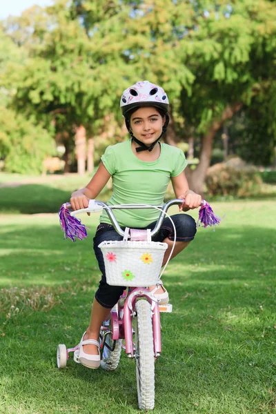Ona bisiklet ile küçük kız — Stok fotoğraf
