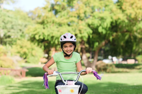Meisje met haar fiets — Stockfoto