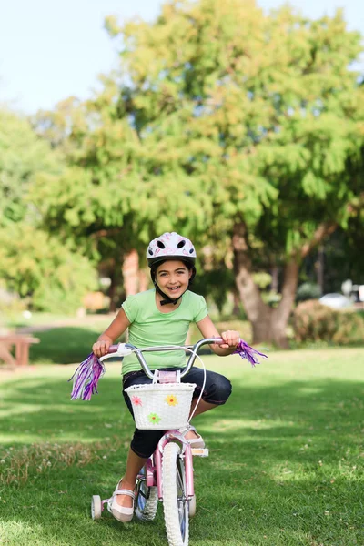 Kislány vele kerékpárral — Stock Fotó