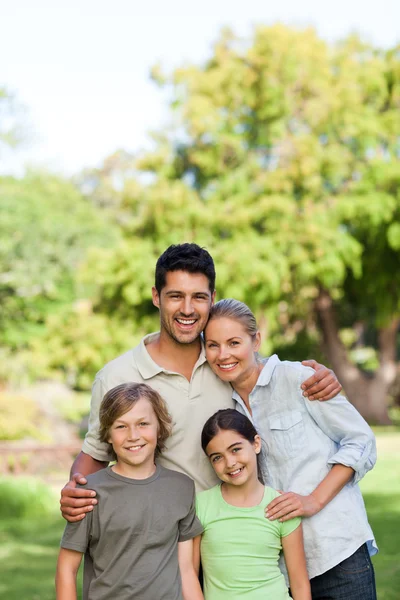 Šťastná rodina v parku — Stock fotografie