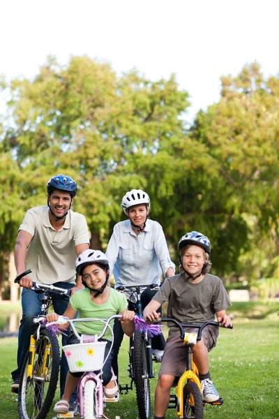 Сім'я з велосипедами — стокове фото
