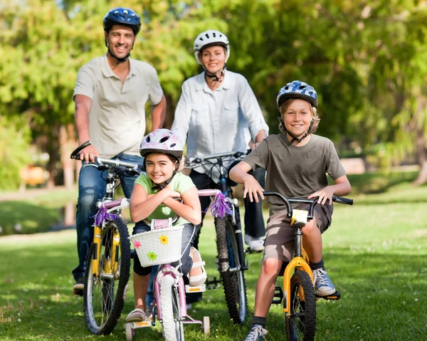 Familie met hun fietsen — Stockfoto