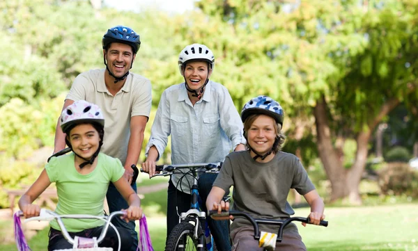 Familia con sus bicicletas — Foto de Stock