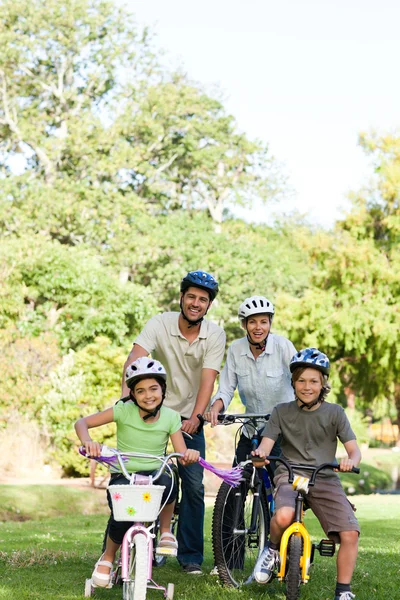 Familie mit ihren Rädern — Stockfoto