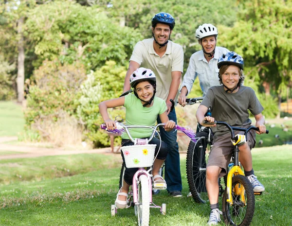 Familia con sus bicicletas —  Fotos de Stock