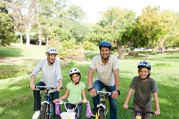 Famille avec leurs vélos — Photo