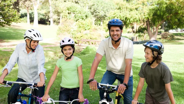 Famiglia con le bici — Foto Stock