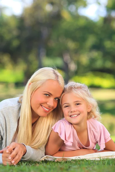 공원에 누워 그녀의 딸과 어머니 — 스톡 사진