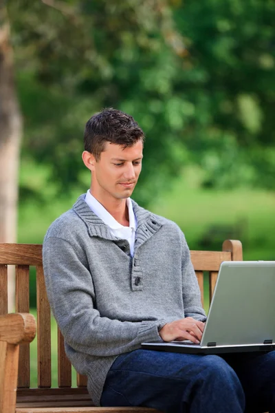 Konsantre adam onun laptop üzerinde çalışma — Stok fotoğraf