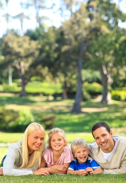 Rodina vleže v parku — Stock fotografie