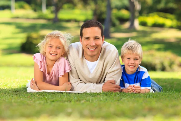 Vater mit seinen Kindern — Stockfoto