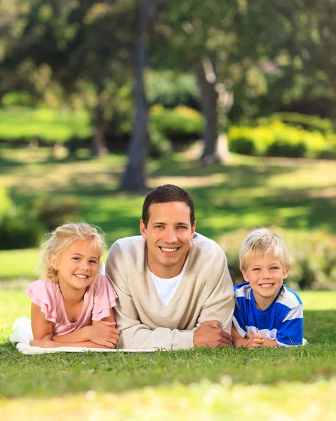 Отец со своими детьми — стоковое фото