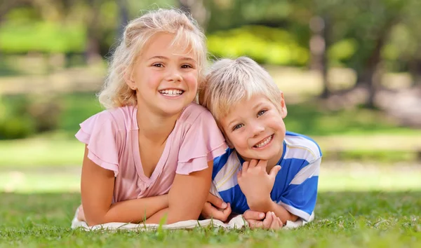 Rapaz com a irmã no parque — Fotografia de Stock