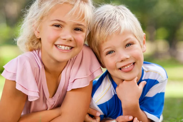 Chlapec se svou sestrou v parku — Stock fotografie