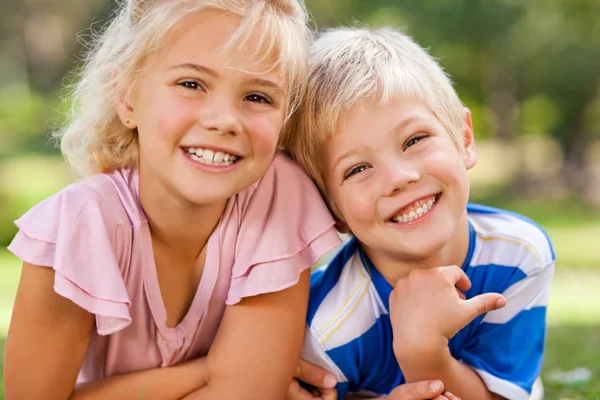 Niño con su hermana en el parque — Foto de Stock