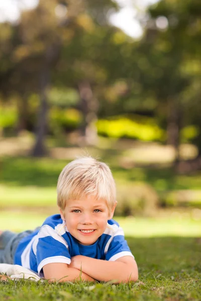 Αγόρι που ξάπλωμα στο πάρκο — Φωτογραφία Αρχείου