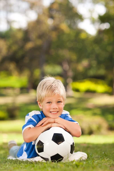 Мальчик с мячом в парке — стоковое фото