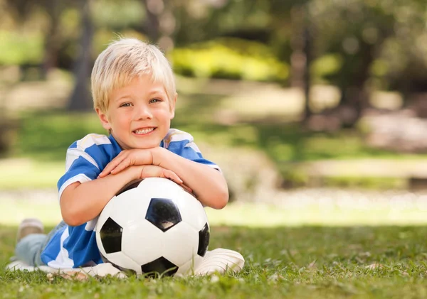 Jongen met zijn bal in het park — Stockfoto