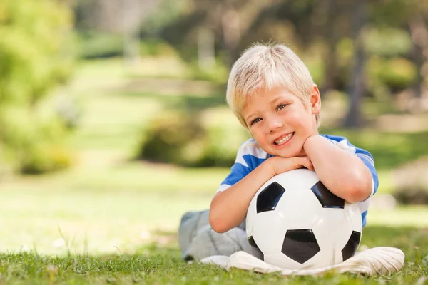 Chłopiec z jego piłkę w parku — Zdjęcie stockowe
