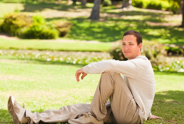 Handsome man in the park — Stock Photo, Image