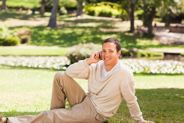 Man phoning in the park — Stock Photo, Image