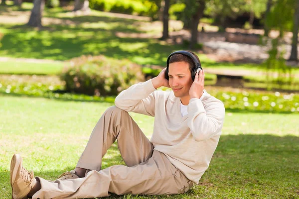Άνθρωπος που ακούει τη μουσική στο πάρκο — Φωτογραφία Αρχείου