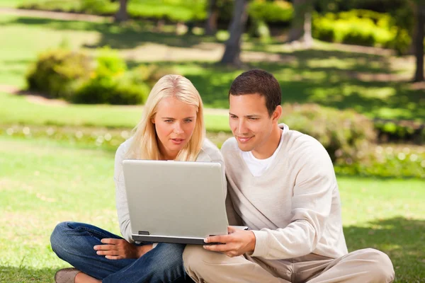 Paar werken op hun laptop — Stockfoto