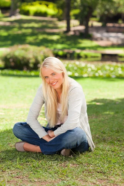 Woman sitting in the park — Stock Photo, Image