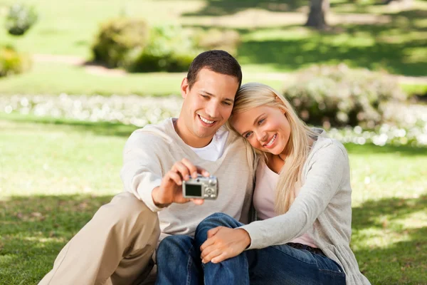 Junges Paar macht ein Foto von sich — Stockfoto