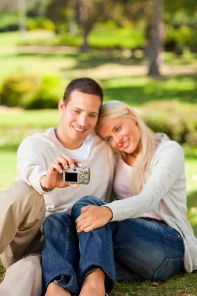 Unga par tar ett foto av sig själva — Stockfoto