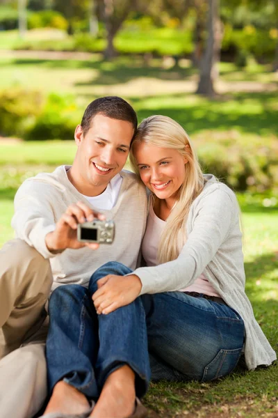 Casal jovem tirando uma foto de si mesmos — Fotografia de Stock