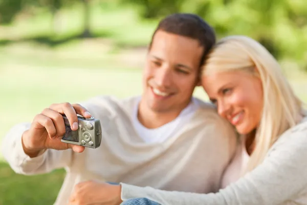 Young couple taking a photo of themselves — Stock Photo, Image
