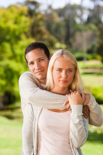 Kadın erkek arkadaşıyla parkta sarılma — Stok fotoğraf
