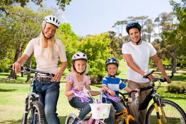 Famille dans le parc avec leurs vélos — Photo