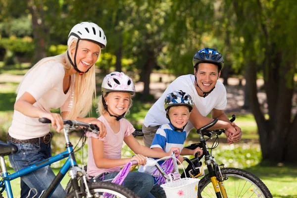 Família no parque com suas bicicletas — Fotografia de Stock